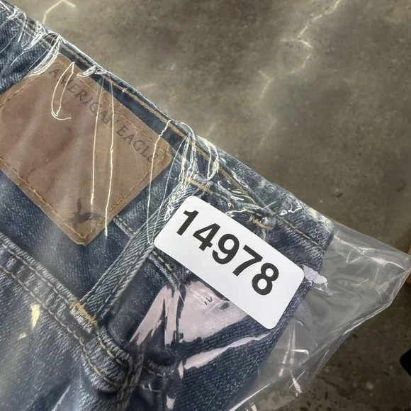 American Eagle Jeans Womens 26x28 Medium Wash Blue Denim Relaxed Straight Casual - Picture 13 of 13